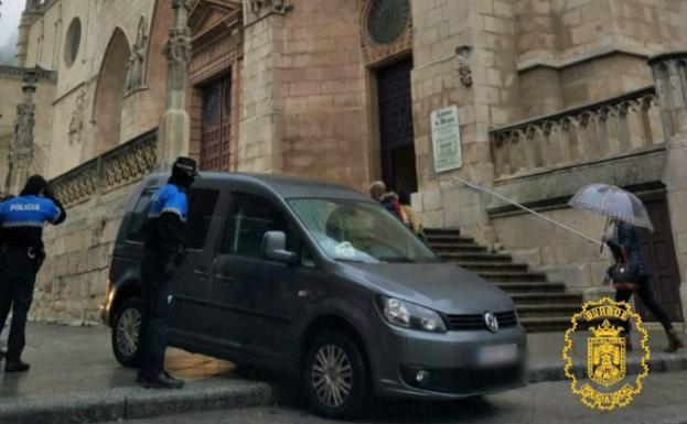 Los agentes dan el alto al vehículo que estaba bajando las escaleras de la Plaza de Santa María/@PoliciadeBurgos