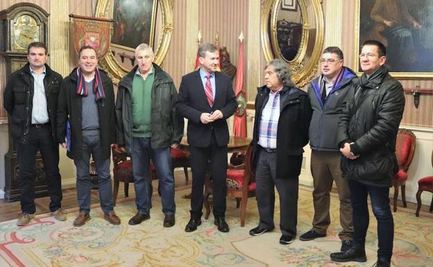 El alcalde recibió ayer a la nueva junta directiva de la Federación de Fajas, Blusas y Corpiños/PCR