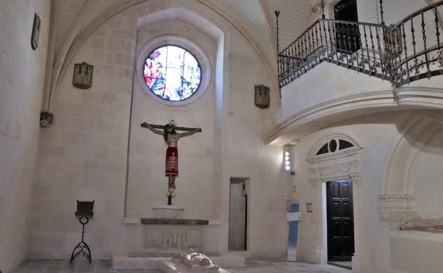 La capilla presenta nueva cara, vidriera de estreno y acoge al Cristo de Burgos/PCR