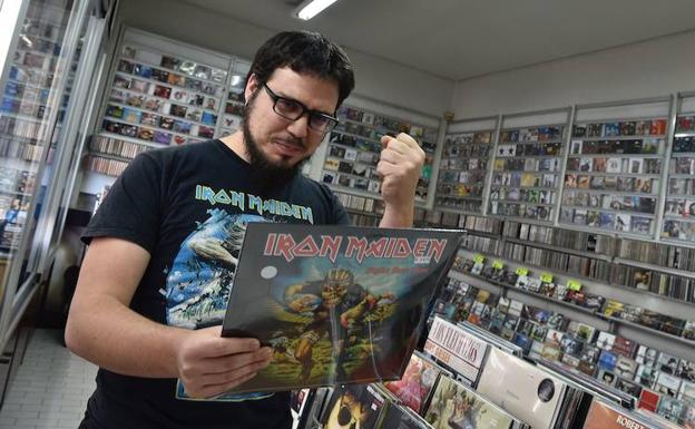 Un joven con un vinilo de Iron Maiden./Luis Ángel Gómez