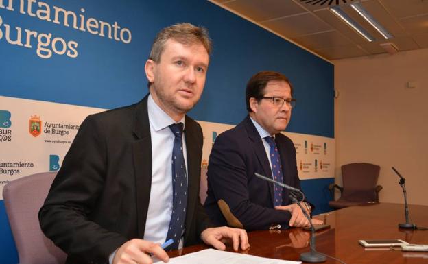 El alcalde, Javier Lacalle, acompañado del concejal de Hacienda, Salvador de Foronda/GIT