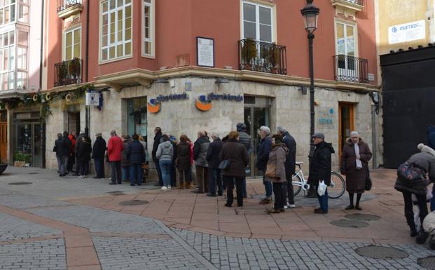 Las colas en las administraciones de Lotería son una constante en los últimos días/GIT