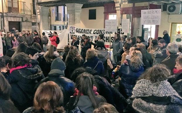 La concentración reunió a centenares de personas/@ArandaFeminista