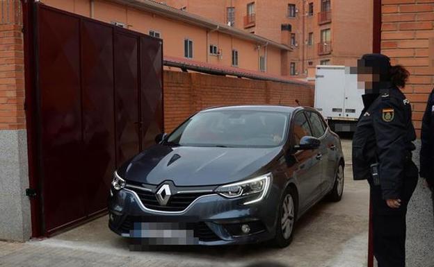 La menor denunciante de sufrir presuntos abusos sexuales por parte de tres exjugadores de la Arandina Club de Fútbol sale del juzgago custodiada por la policía. /Ricardo Ordóñez