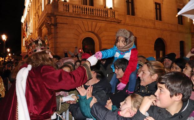 Los Reyes Magos se han acercado a saludar a los niños/Ismael del Álamo
