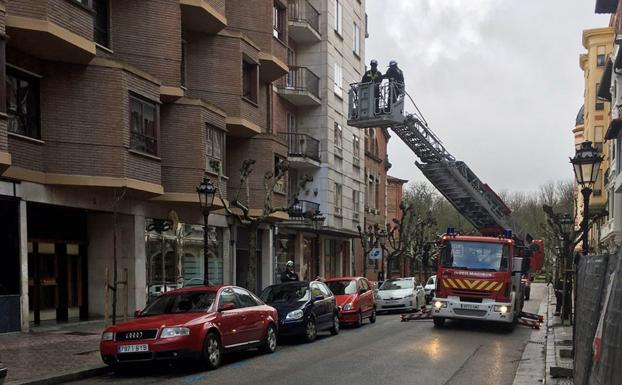 Efectivos de Bomberos han retirado la zona afectada, que se presentaba una fijación insuficiente/David Maroto