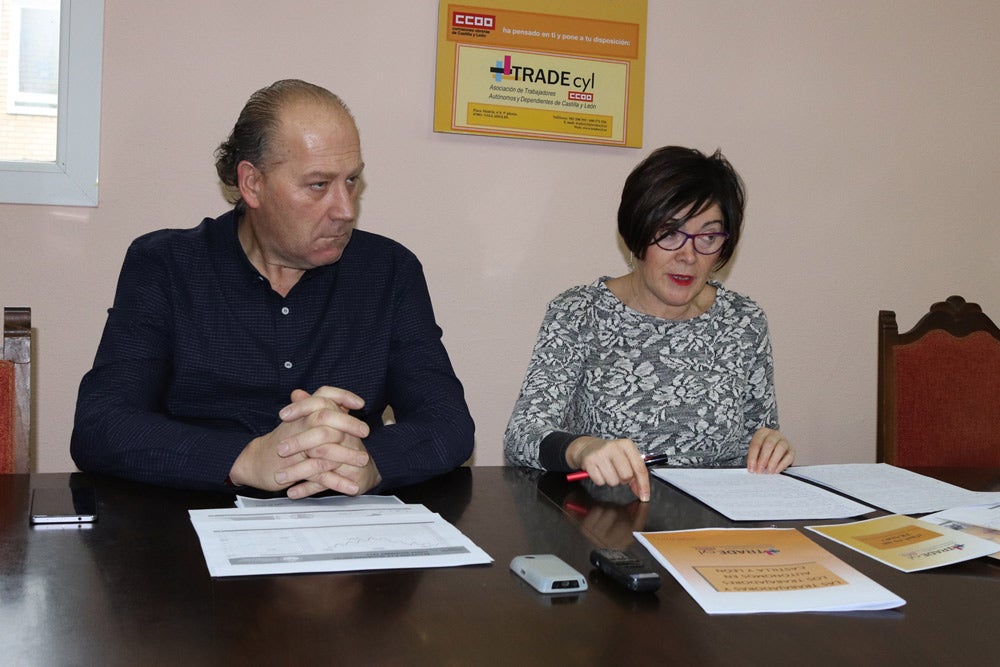 Ángel Citores,secretario provincial de CC.OO, y Rosa Eva Martínez, delegada de TRADEcyl/IAC