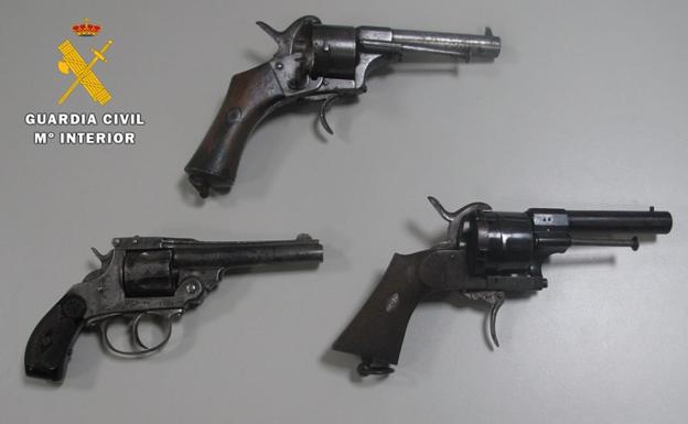 La Guardia Civil intefvino tres pistolas./BC
