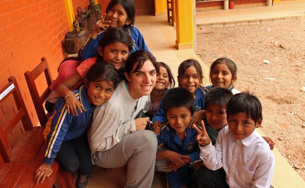 Lidia Rodrigo rodeada de niños en Punacachi Bajo/Burgosconecta