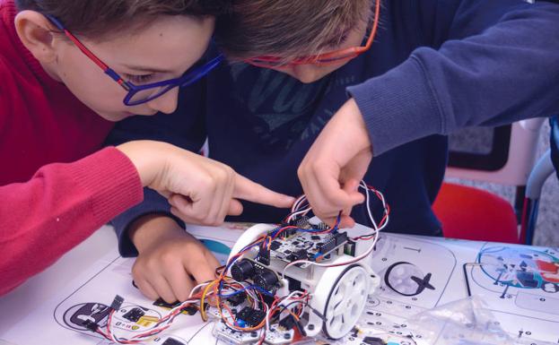 Niños aprenden robótica y programación./RC
