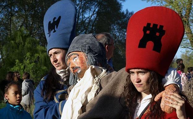 El Judas acaba apresado y quemado en la hoguera