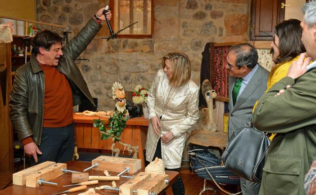 La consejera de Economía y Hacienda, Pilar del Olmo, visita a alguno de los artesanos de Medina de Pomar/Ricardo Ordóñez/ICAL