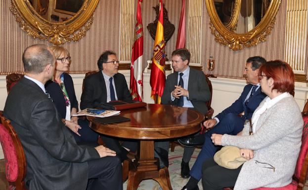 Los responsables del Congreso se han reunido esta mañana con el alcalde, Javier Lacalle /Ismael del Álamo Chacón