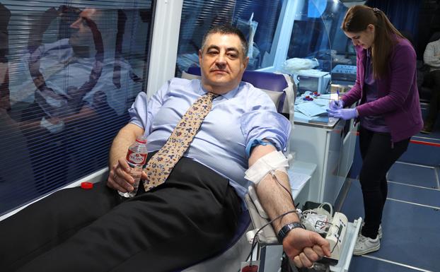 José Luis García, presidente del Burgos CF, donando sangre/CLR