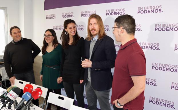 Pablo Fernández (centro) ha querido arropar a Blanca Guinea y Raúl Salinero en su nuevo papel municipal a la defensa de Podemos/IAC