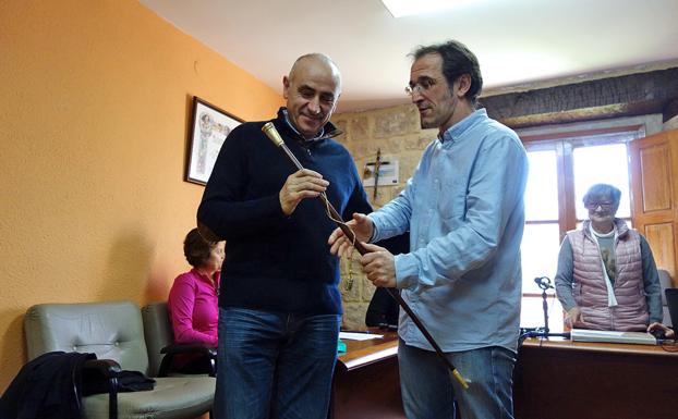 El nuevo alcalde, Jesús Arce, PSOE, recibe el bastón de mando de Jokin Garmilla, anterior alcalde/BC