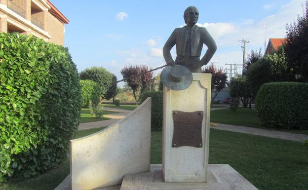 Estatua en honor a Ángel Peralta en Medina de Rioseco./El Norte
