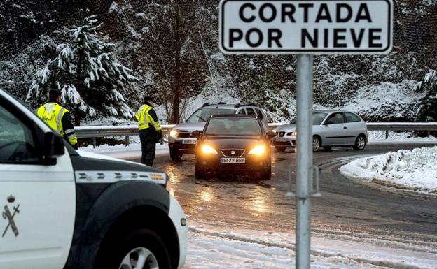 La DGT ha activado varias restricciones./Pedro Puente Hoyos / EFE