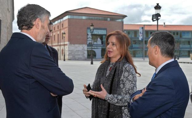 El rector, Pérez Mateos, junto a la presidenta de las Cortes, Silvia Clemente/Ricardo Ordóñez/ICAL