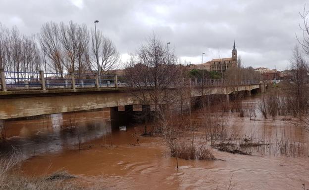 La imagen del río crecido es habitual en Lerma. Foto de Archivo/BurgosConecta