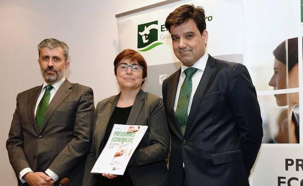 El director de Banca Coorporativa de EspañaDuero, Pedro López; la coordinadora del estudio, Felisa Becerra, y el director territorial de EspañaDuero, Manuel Rubio. /N. Gallego-Efe
