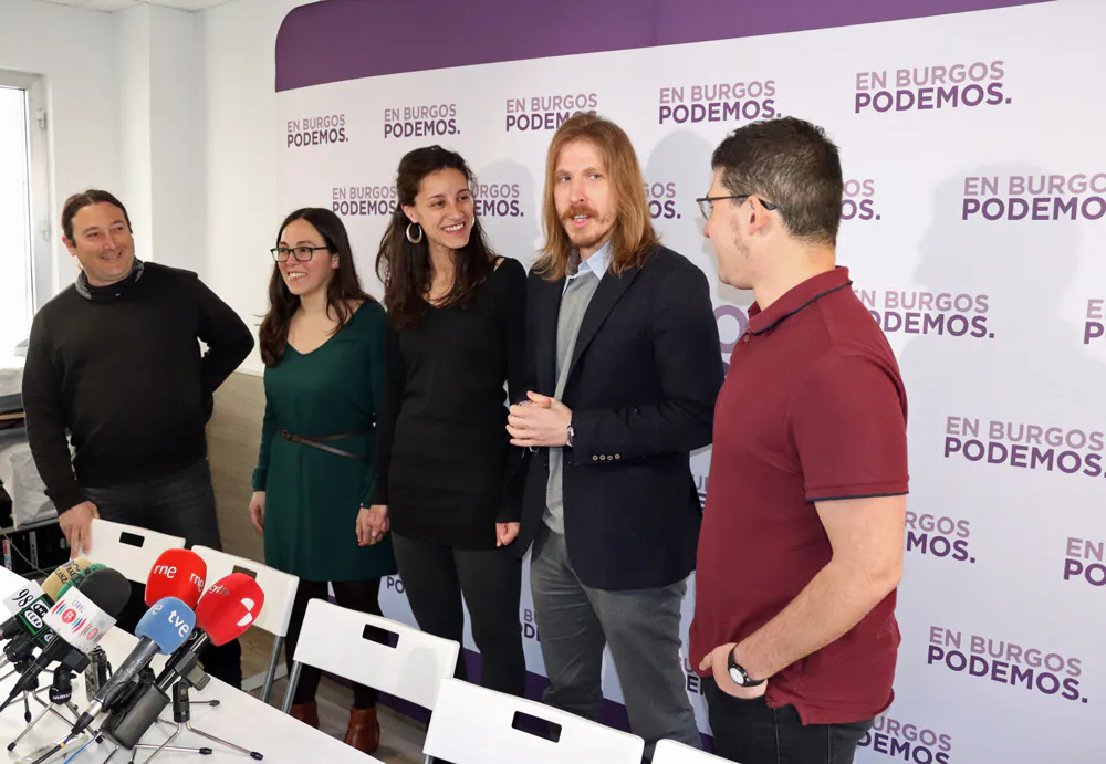 Imagen de archivo de Fernández con Salinero y Guinea, entre otros miembros de Podemos/BC
