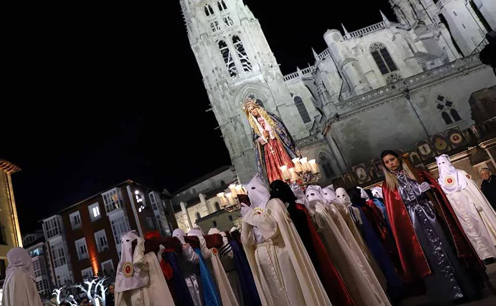 La procesión de la Virgen de las Angustias ha recorrido las calles del centro de Burgos. /APM