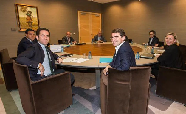 En primer término Teodoro García Egea (i) junto a Fernández Mañueco, al fondo Igea./ Dos Santos/ICAL