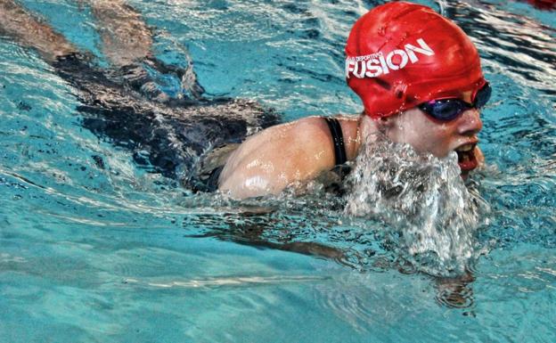 Marta Fernández durante una prueba de natación. Foto Cedida: © BurgosConecta.