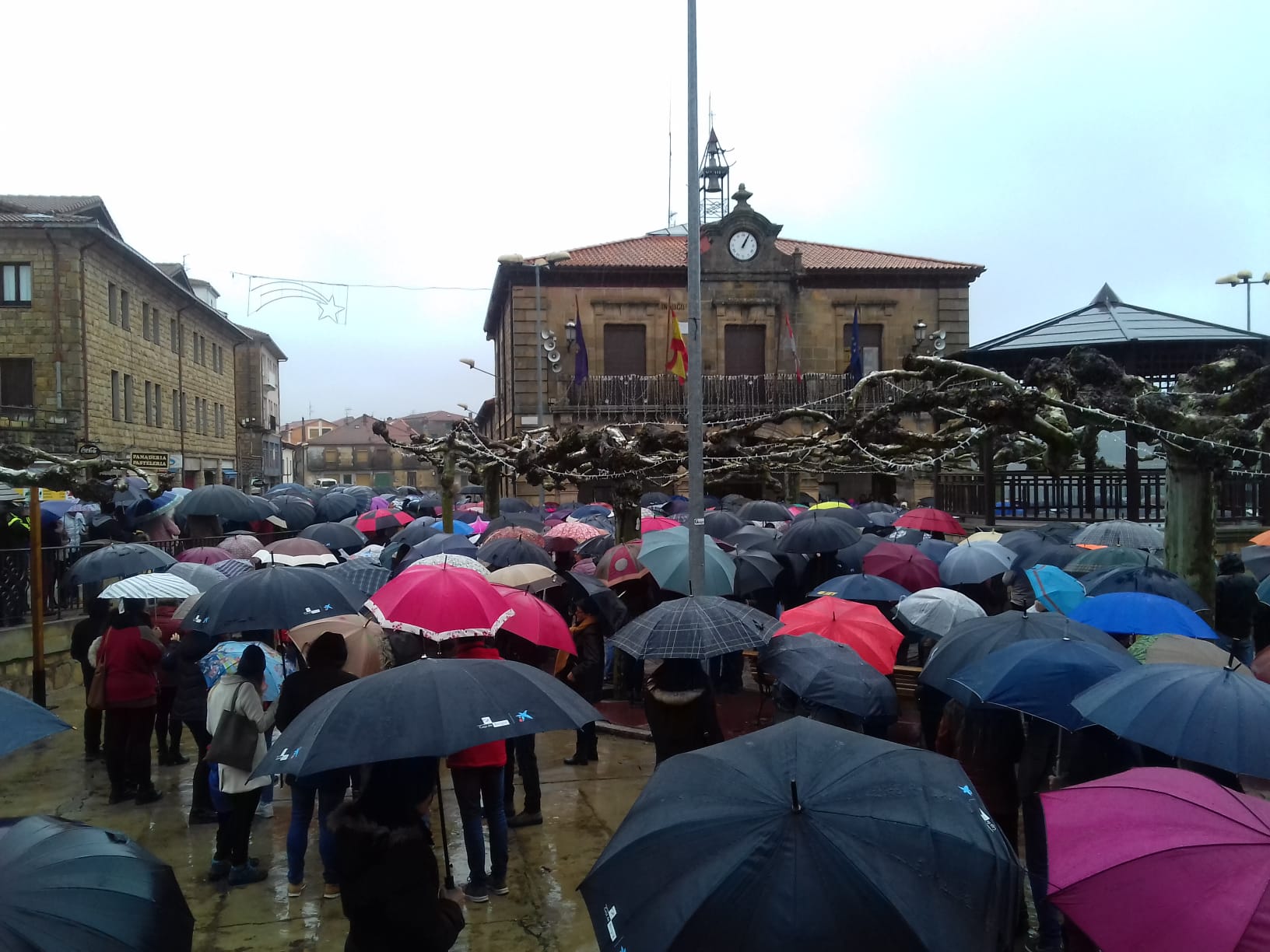 https://static2.burgosconecta.es/www/multimedia/201912/22/media/MM-manifestacion-quintanar/manifa-quintanar-centro-salud%20(2).jpeg