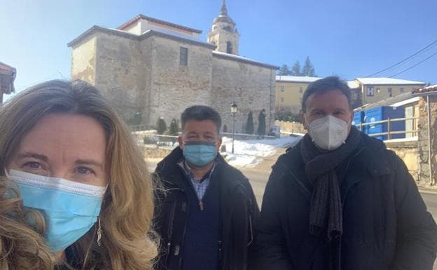 Javier Lacalle (d) y Cristina Ayala visitaron el recorrido de la autovía Ibeas-Villafranca. /PARTIDO POPULAR