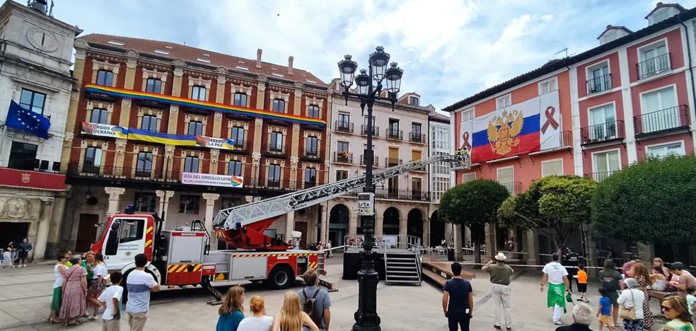 Polémica en Burgos por el despliegue de una bandera gigante de Rusia con la cinta de San Jorge