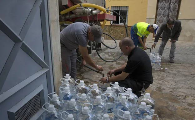 Imagen de archivo de vecinos rellenando garrafas con agua de un camión cisterna. /ÑITO SALAS