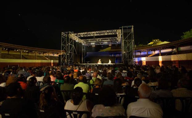 Teatro en la plaza de toros de Huerta de Rey durante una edición del Festival de Verano de Clunia. 